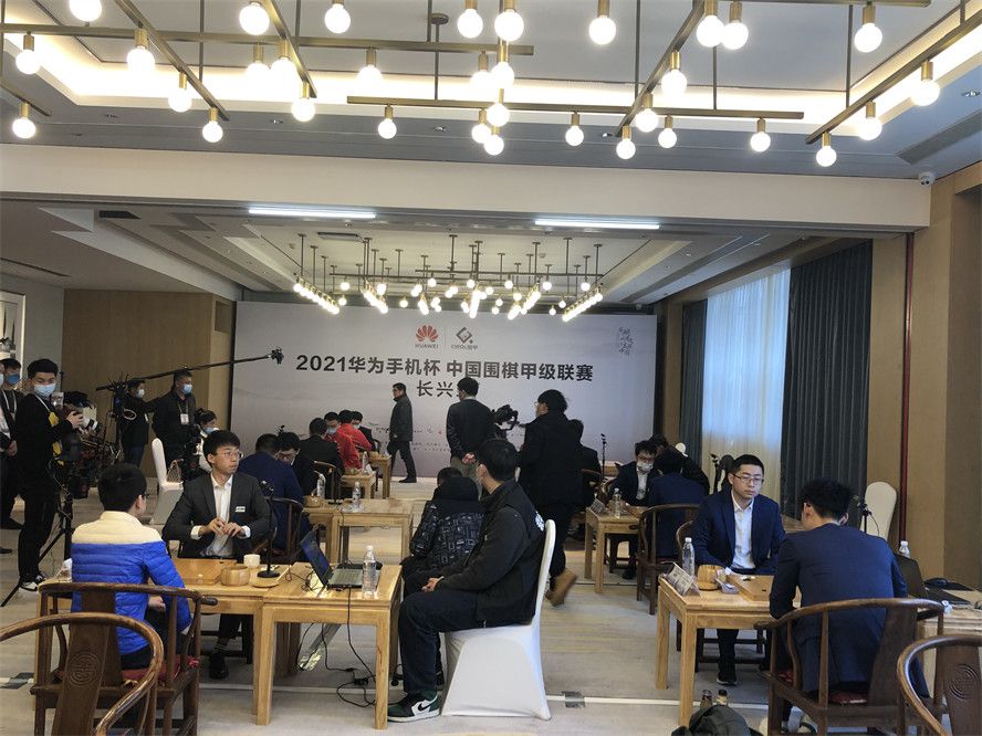 迪马济奥表示：热刺正在与切尔西进行谈判，试图就加拉格尔的转会达成协议，转会费约4000万欧元。